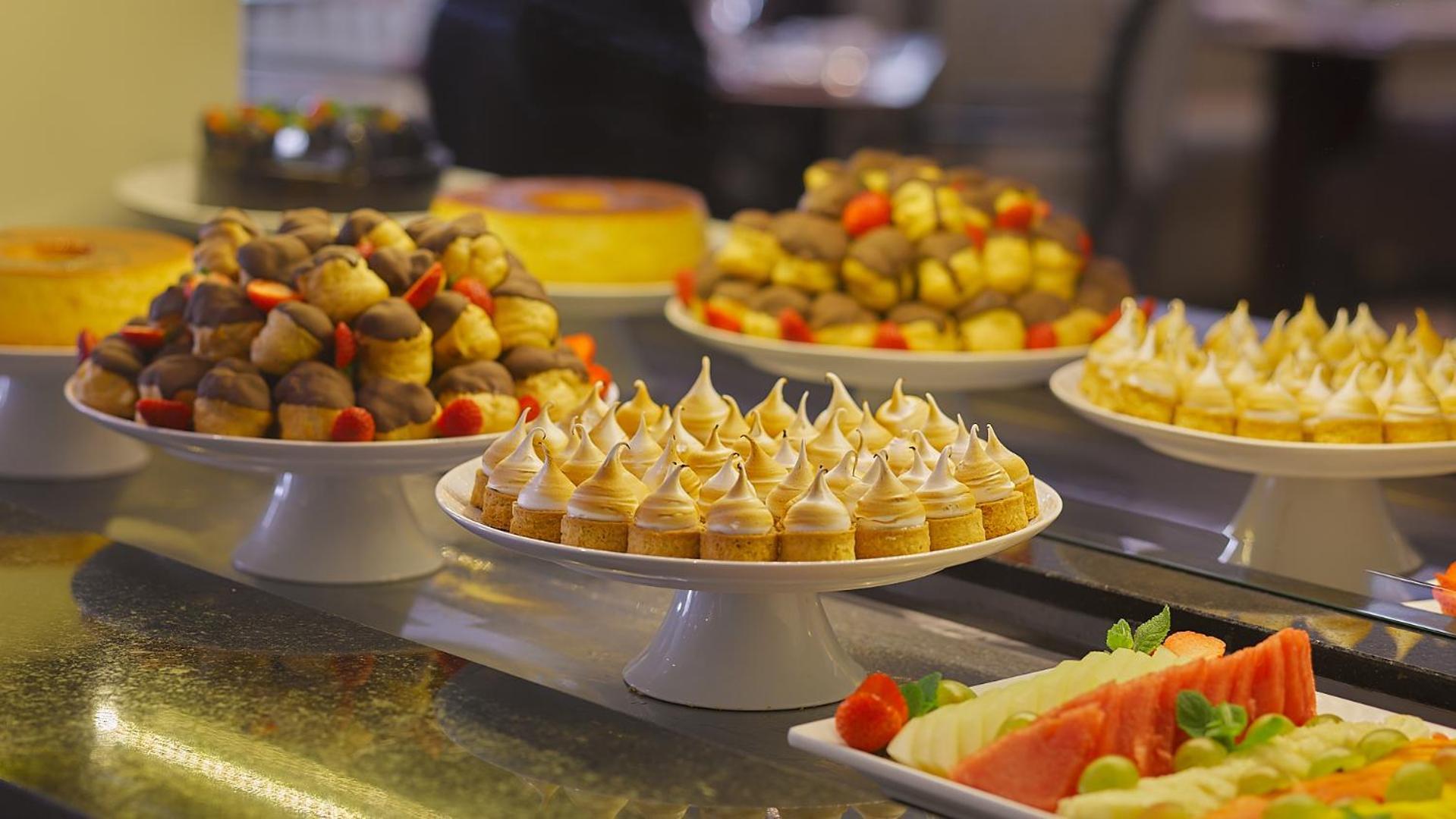 Bourbon Hotel & Suites كوريتيبا المظهر الخارجي الصورة A selection of desserts